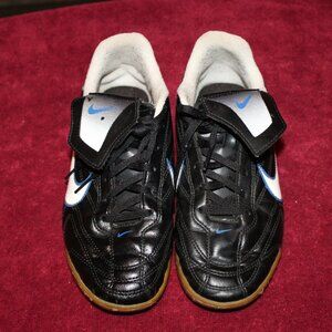 Nike Kids Indoor Soccer Shoes- Black/White/Blue